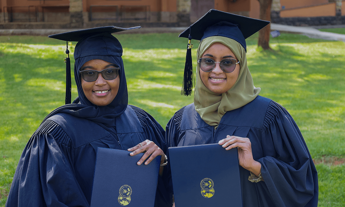 Photo online students celebrating their graduation